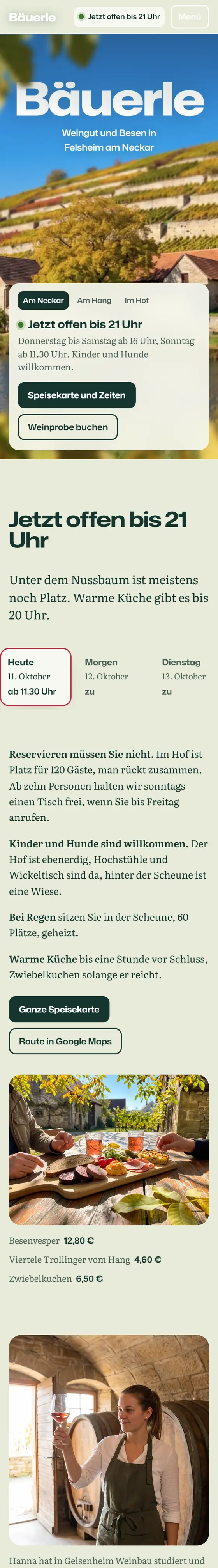 Startseite des erfundenen Weinguts Bäuerle am Neckar: der Name „Bäuerle“ zwischen Rebblättern und Trauben, dahinter der Terrassenhang und das Hofgut am Fluss, unten die Tafel „Jetzt offen bis 21 Uhr“