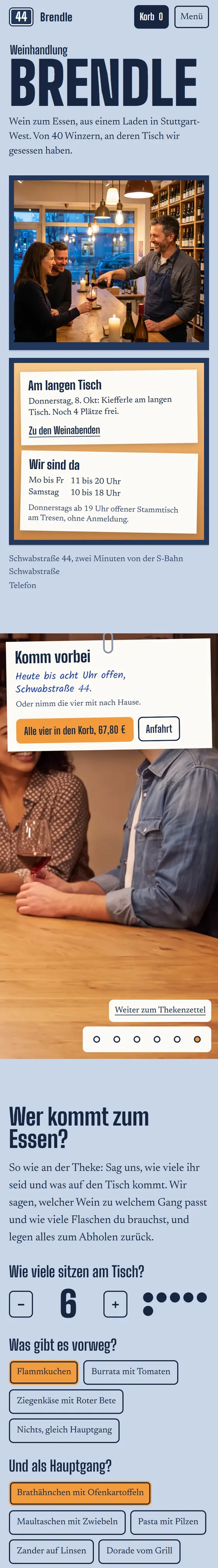 Startseite der erfundenen Weinhandlung Brendle: großes Ladenschild „Brendle“, im Schaufenster schenkt Martin an der Holztheke Rotwein ein, an der Tür hängen Zettel zum Weinabend und zu den Öffnungszeiten