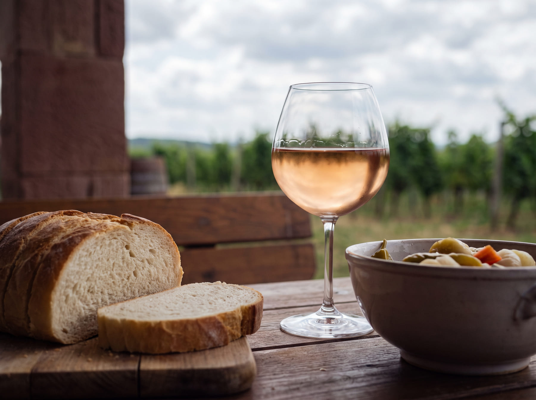 Ein Glas Rosé und Grillgemüse