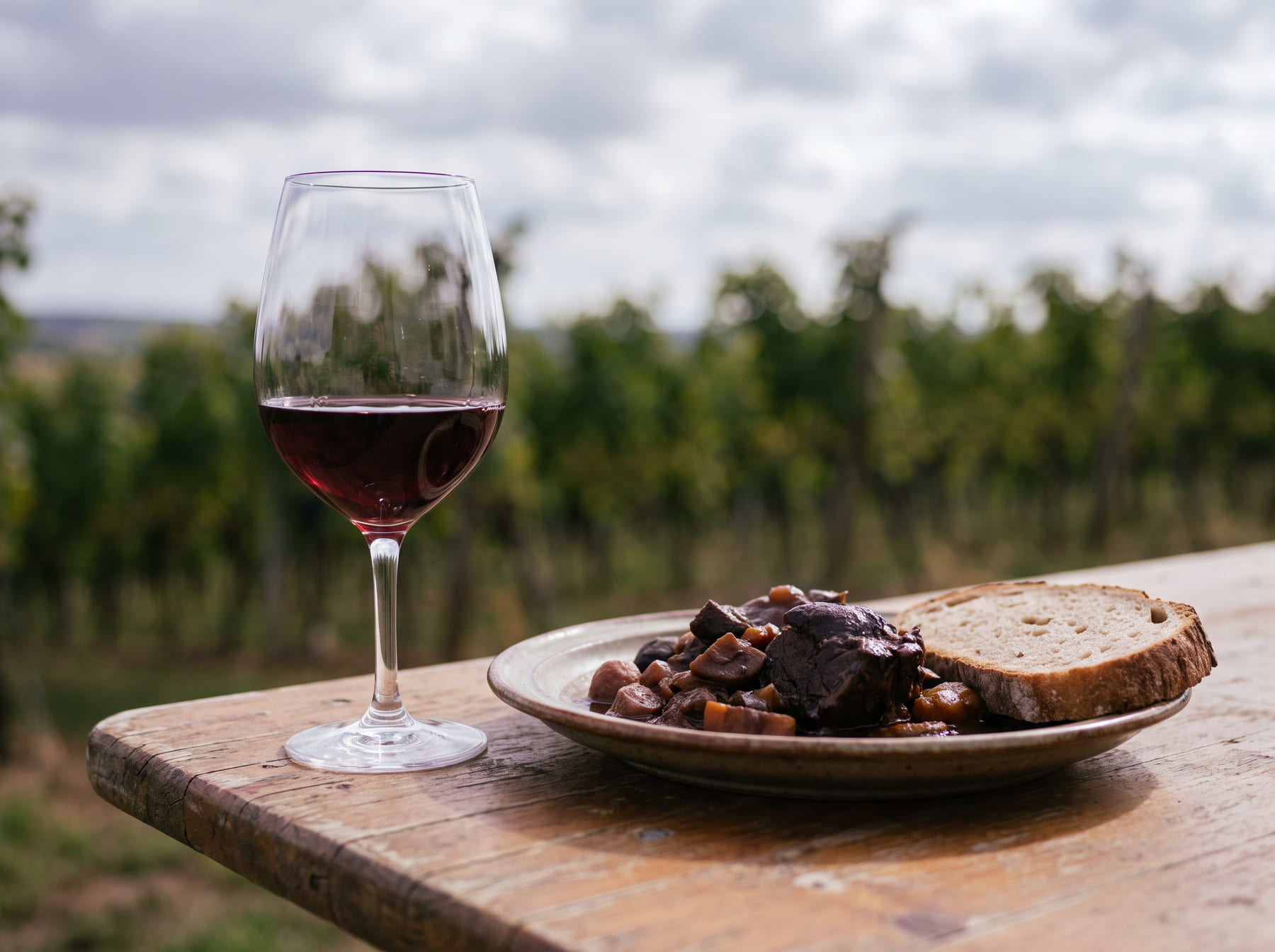 Ein Glas Rotwein und Rind