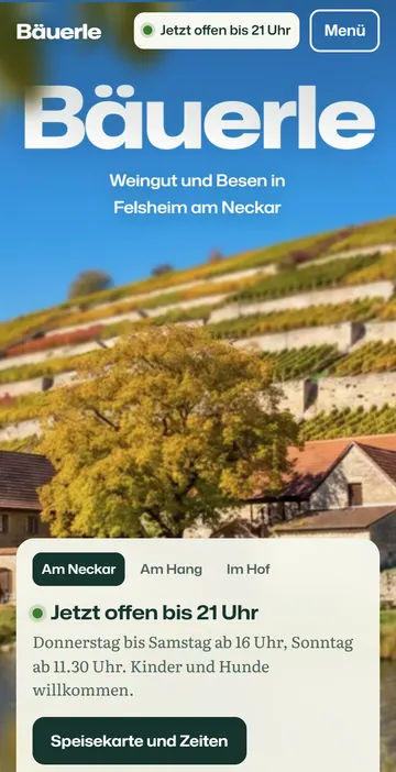 Startseite des erfundenen Weinguts Bäuerle am Neckar: der Name „Bäuerle“ zwischen Rebblättern und Trauben, dahinter der Terrassenhang und das Hofgut am Fluss, unten die Tafel „Jetzt offen bis 21 Uhr“