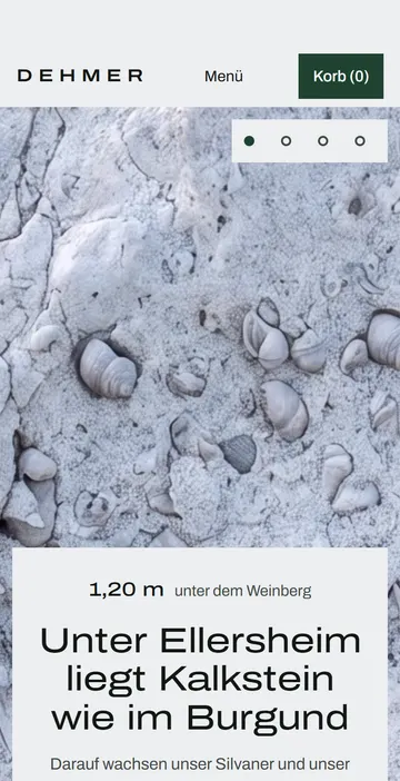 Startseite des erfundenen Weinguts Dehmer in Rheinhessen: Kalkstein voller Muschelschalen aus nächster Nähe, darauf die Zeile „Unter Ellersheim liegt Kalkstein wie im Burgund“