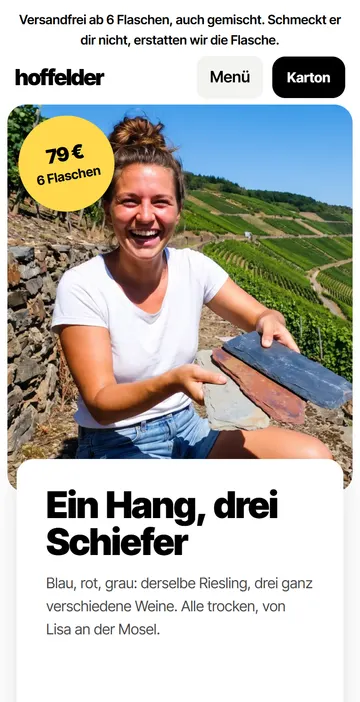 Startseite des erfundenen Weinguts Hoffelder an der Mosel: die Winzerin Lisa hält im Steilhang drei Stücke Schiefer in die Kamera, daneben „Ein Hang, drei Schiefer“
