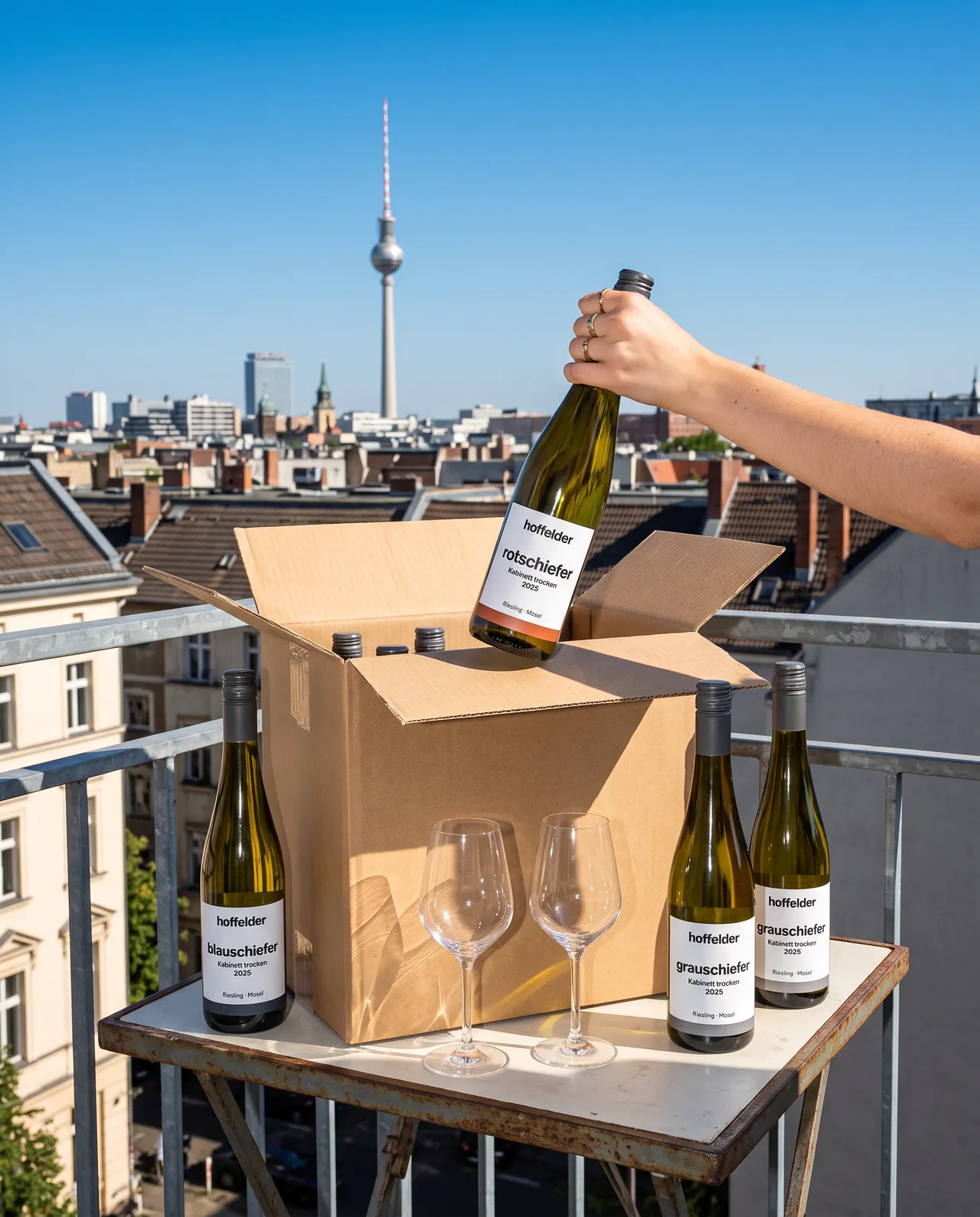 Geöffneter Weinkarton auf einem Balkon in Berlin