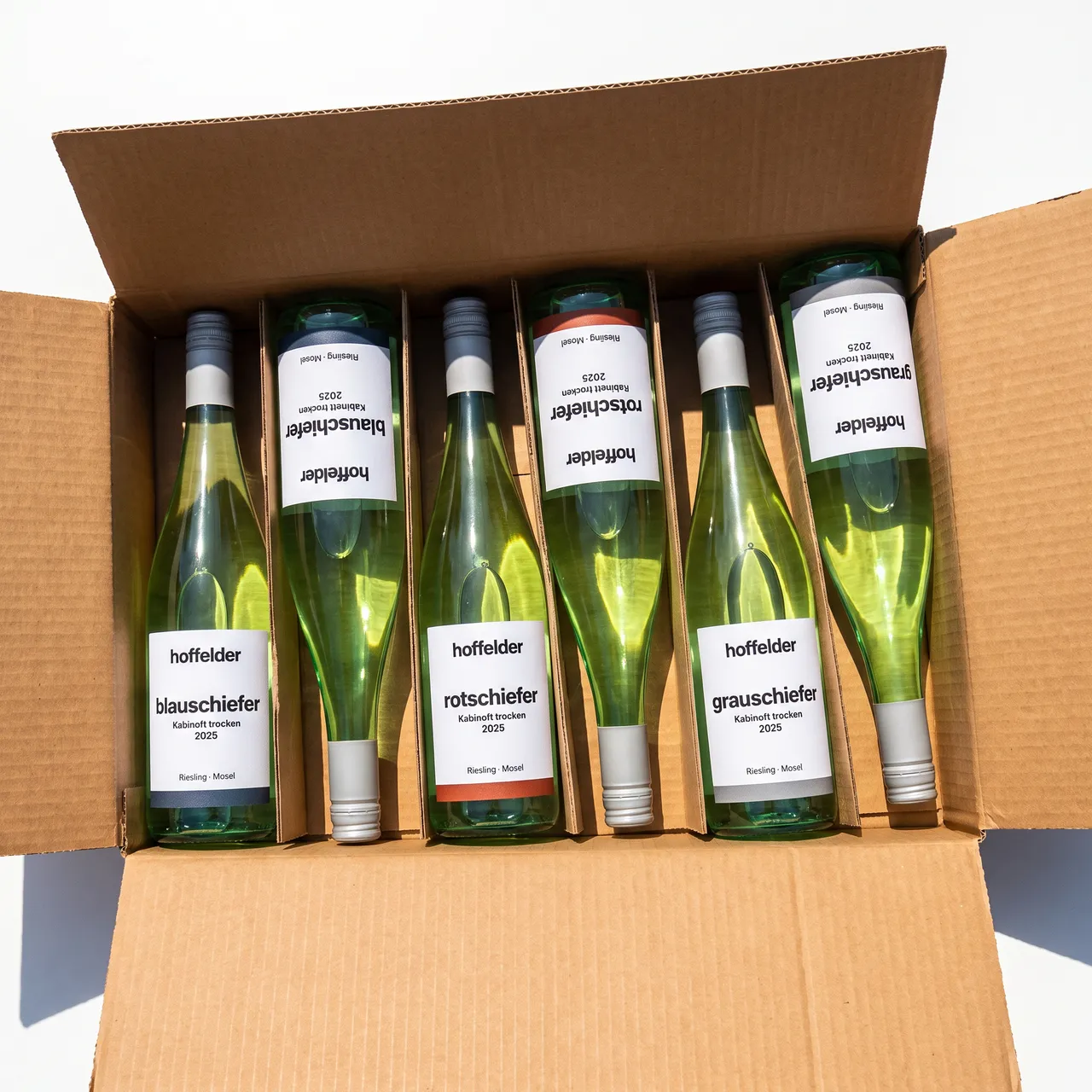 Offener Sechserkarton mit sechs Flaschen Riesling
